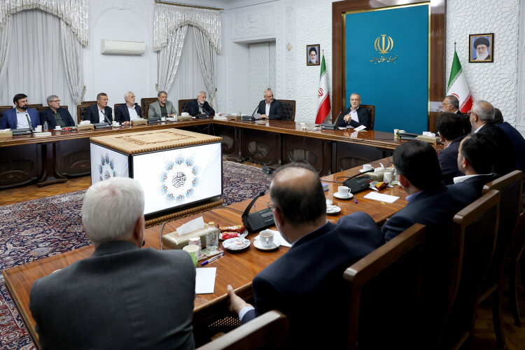 واکنش پزشکیان به هزینه ۲۰۰ میلیونی تحصیل دانش آموزان در تهران/ مردم ۲ لامپ کمتر استفاده کنند/ بد مصرف ها را جریمه کنید